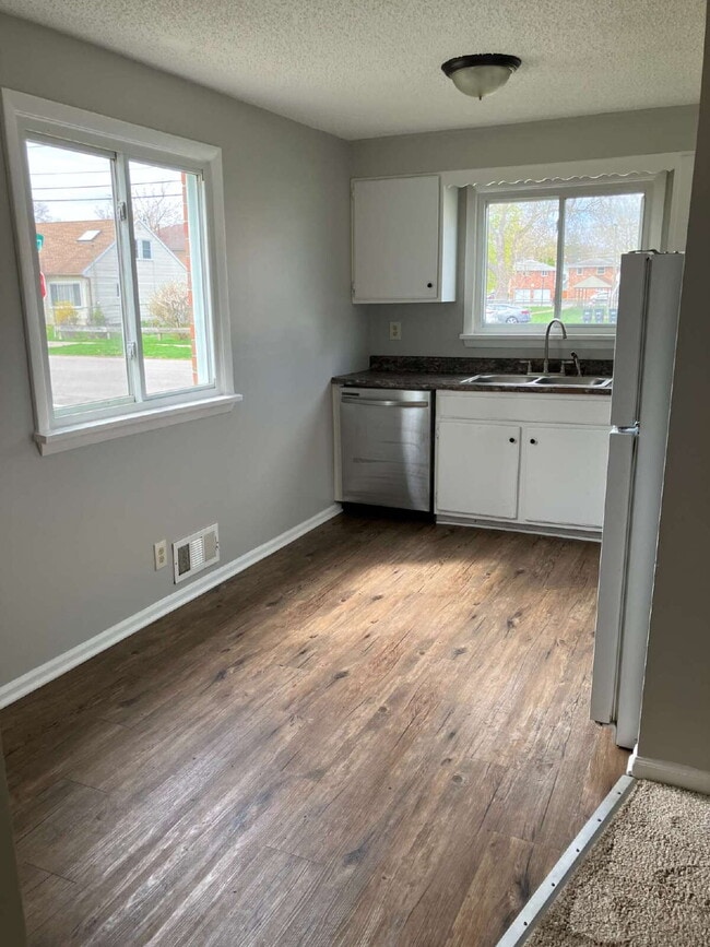 Building Photo - Available May 1!  Spacious 3 BR, 1.5 Bath in East Rochester