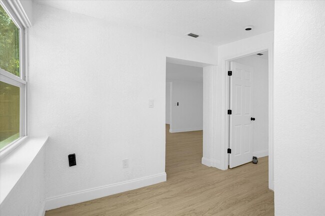 Building Photo - 812 W Miller St