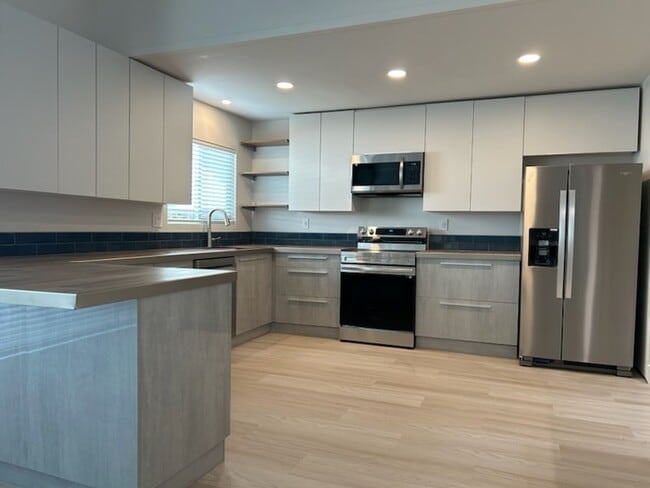 Building Photo - Please Contact Vaughn Realty to set up an appointment 760-446-6561