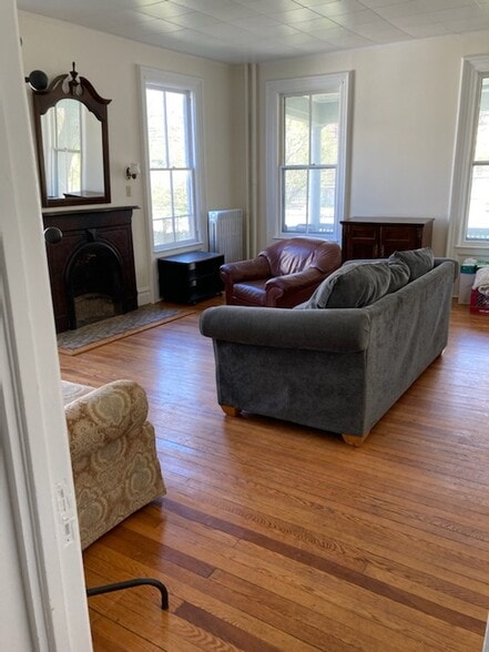 Living room - 931 E State St