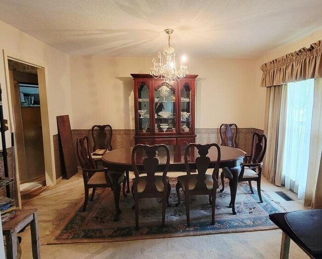 Building Photo - This home has tons of potential, yep it ne...