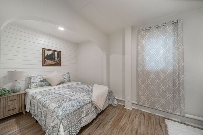 Building Photo - Fully Furnished 1 Bedroom 1 Bathroom WITH laundry!