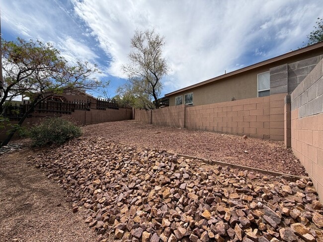 Building Photo - 3 Bedroom Single Story Available Near McMahon Blvd NW & Unser Blvd NW!