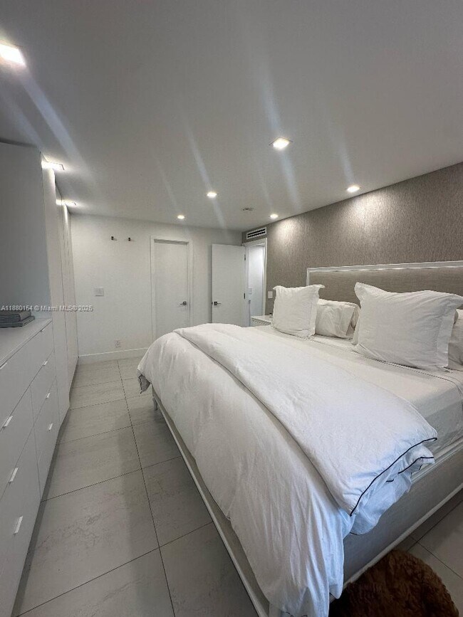 Building Photo - 2821 NE 163rd St