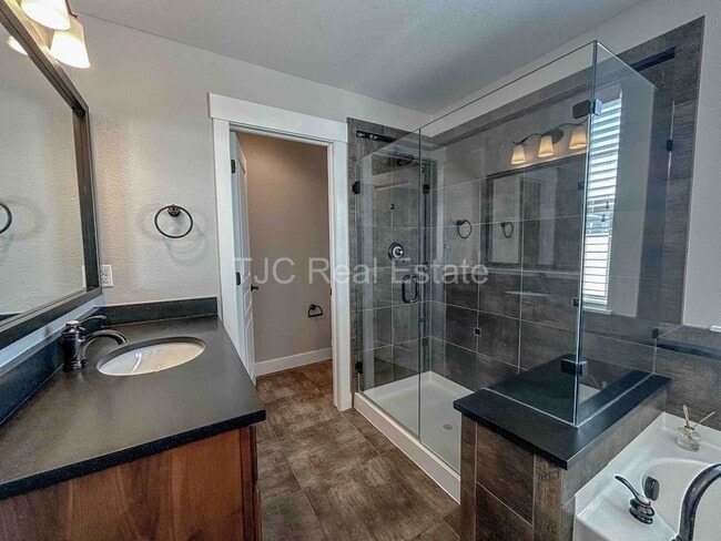 Building Photo - Finished Basement