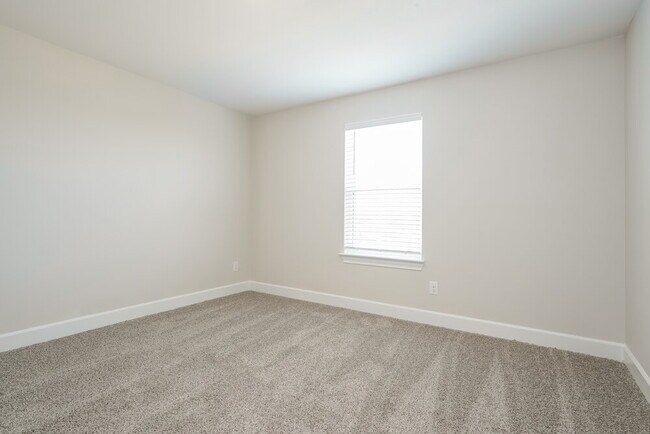Building Photo - 244 Live Oak Ln
