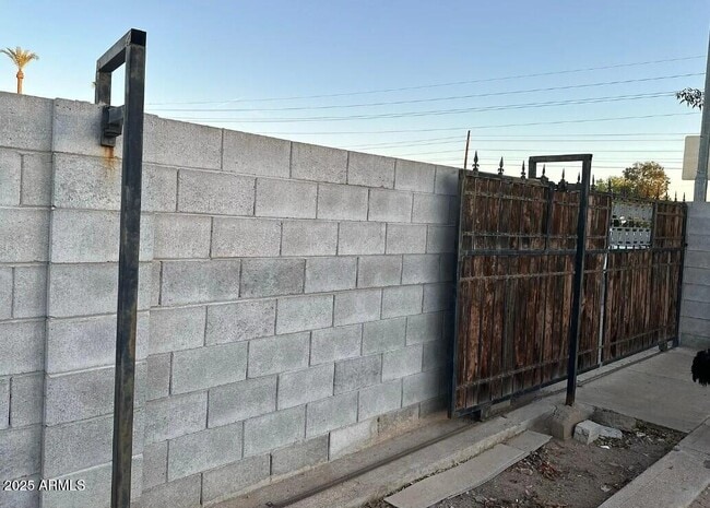 Building Photo - 2125 W Verde Ln