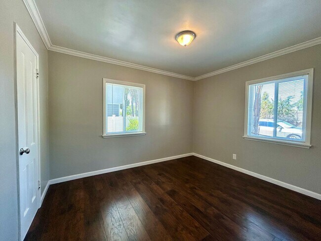 Building Photo - Remodeled 2 Bedroom in Kensington! Washer/...