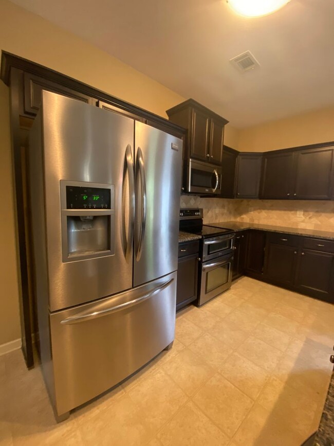 Building Photo - 118 Broomsedge Ln
