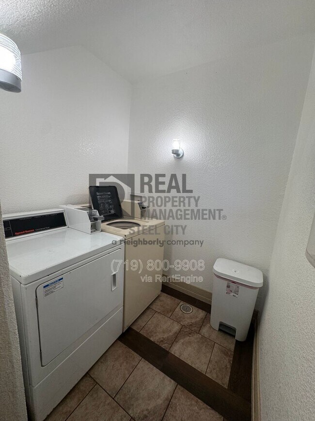 Building Photo - 902 W 11th St