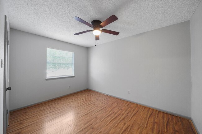 Building Photo - 3102 Hollow Cir