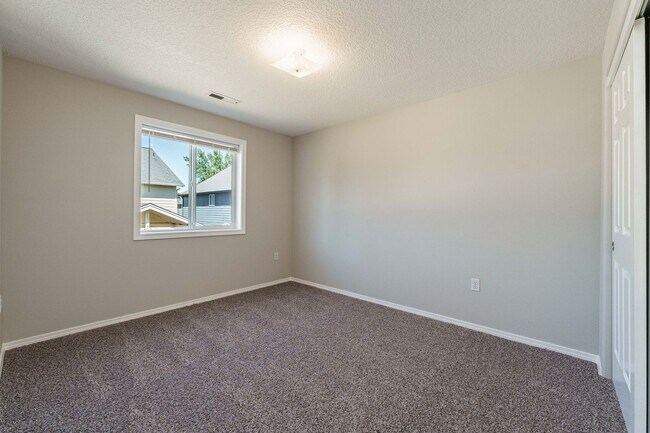 Building Photo - Your Next Home Awaits! 4BR/2.5BA with Fenc...