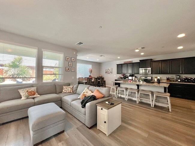 Building Photo - Perfect Family Home in Hollister