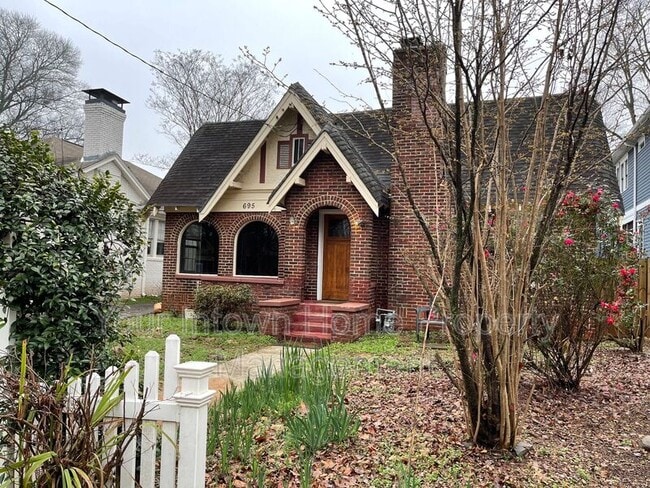 Building Photo - 695 Willoughby Way NE