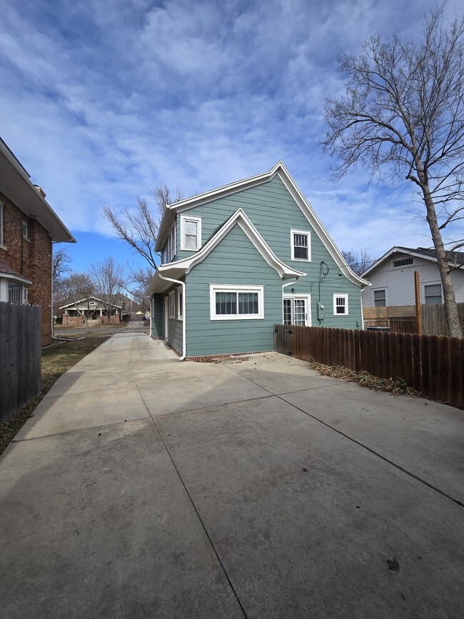 Building Photo - 1321 W Univ Ave