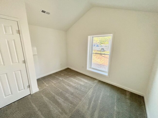 Building Photo - CHARMING 3 BEDROOM HOME - NEWLY RENOVATED!