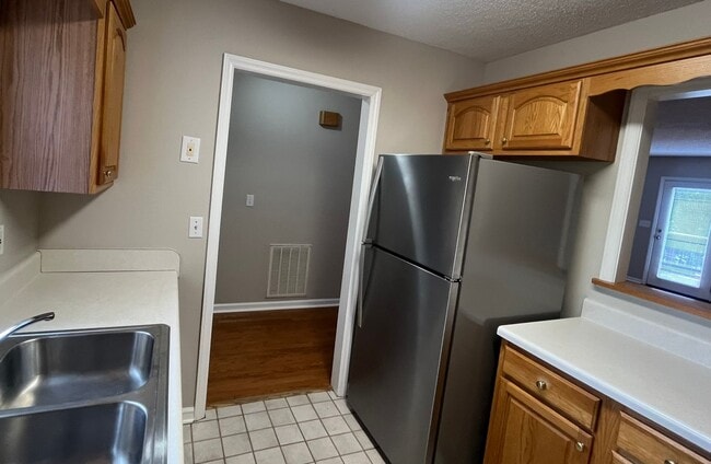 Building Photo - Large 3 bed/2.5 bath, 3-story condo with B...