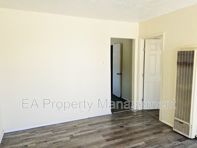 Building Photo - 525 Cedar St SE