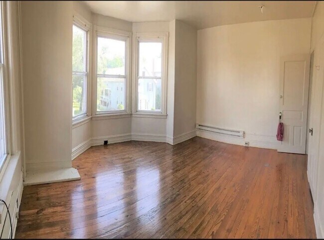 Building Photo - 4 bedroom House- Move in Ready