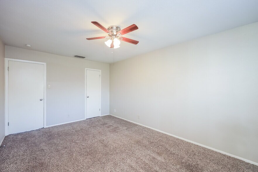 Building Photo - 7531 Lago Frio