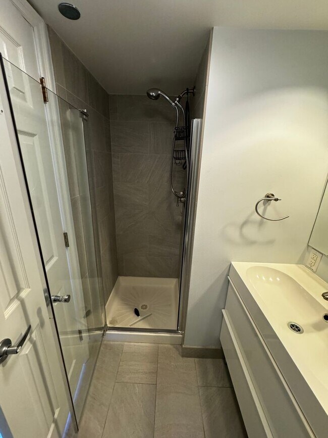 Building Photo - Urban Living at Its Finest: Spacious 2BR, 2BA Condo in Courthouse