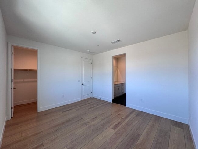 Building Photo - Spacious 5BD/3BA Home with Loft, Solar & B...