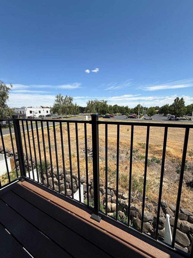 Building Photo - Stunning 3 bedroom townhome.