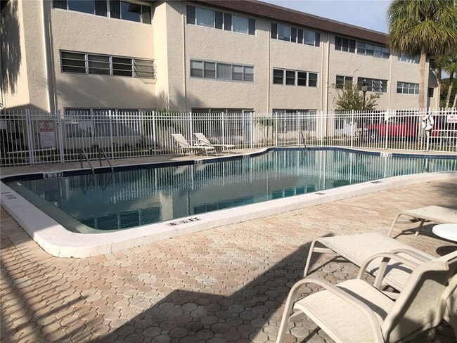 Building Photo - 209 NE Lincoln Cir N