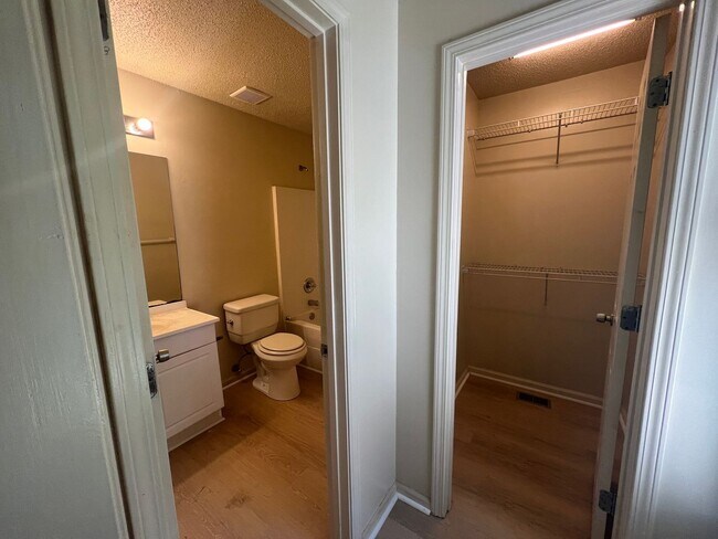 Building Photo - 4 bedroom 4 bathroom off Veterans Memorial...