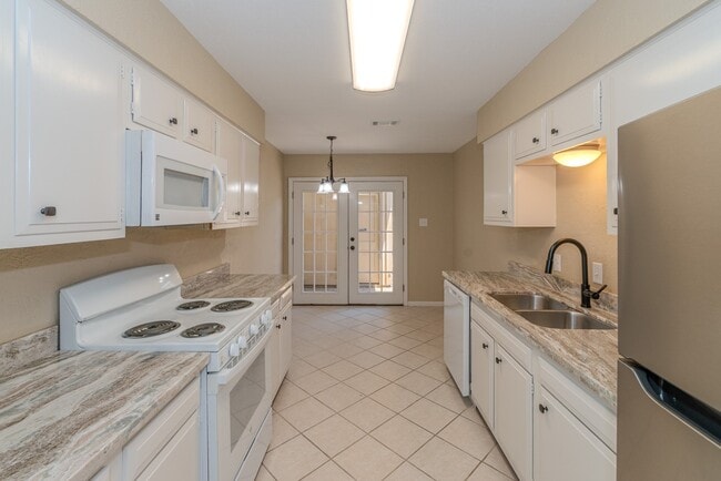 Building Photo - 495 Longmeadow Dr