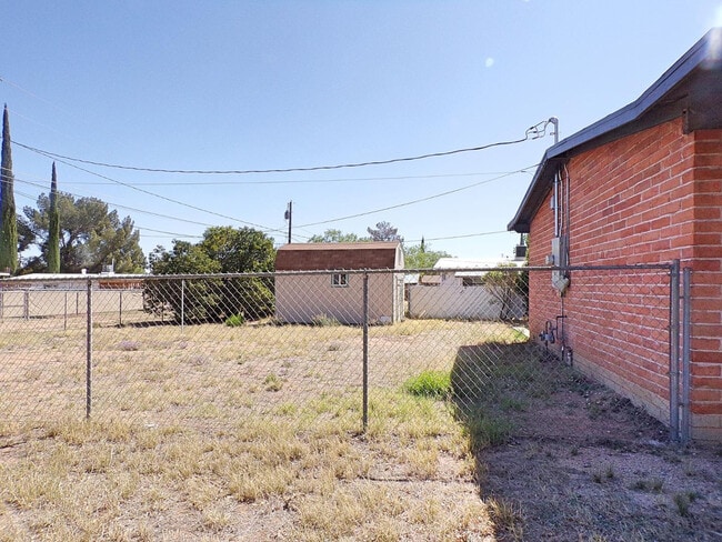 Building Photo - 4501 Pine Tree Dr