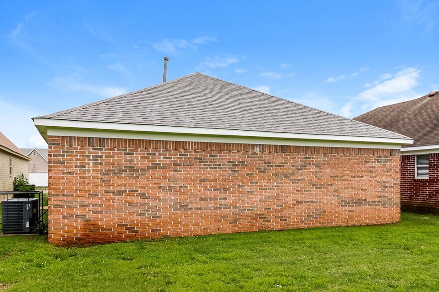 Building Photo - 5993 Wagon Hill Rd E