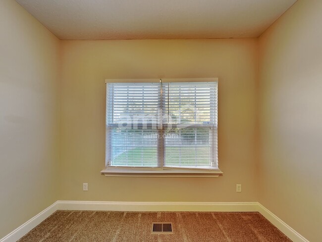 Building Photo - 824 Daybreak Dr