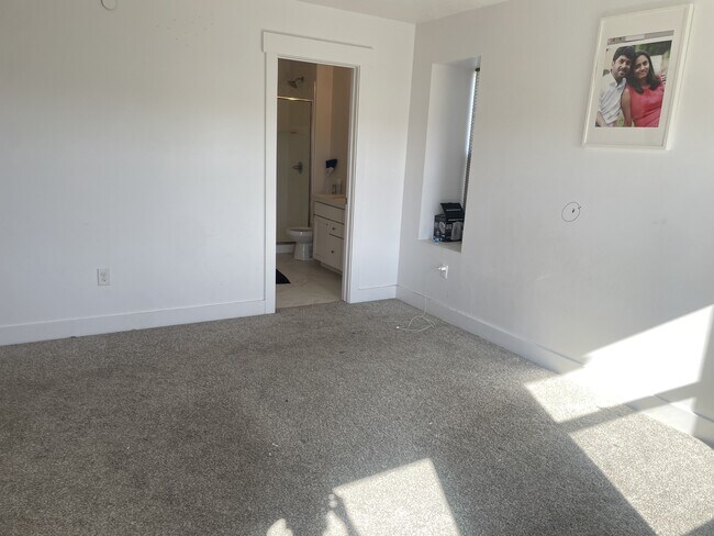 Building Photo - 3855 Gartmore Ln