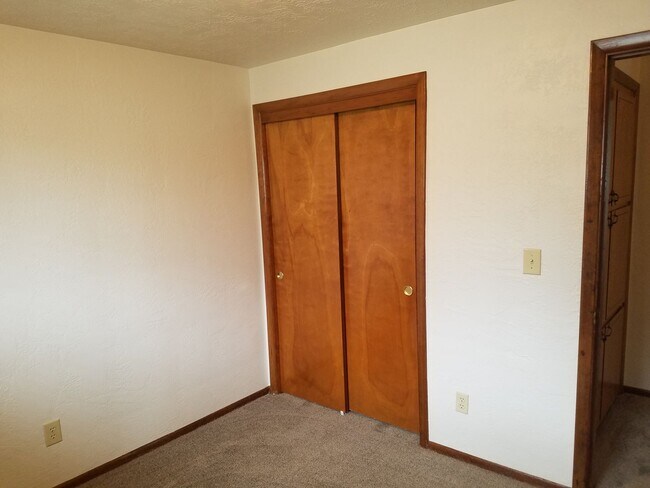 Building Photo - 2415-2425-2425 Wooddale Ave NE