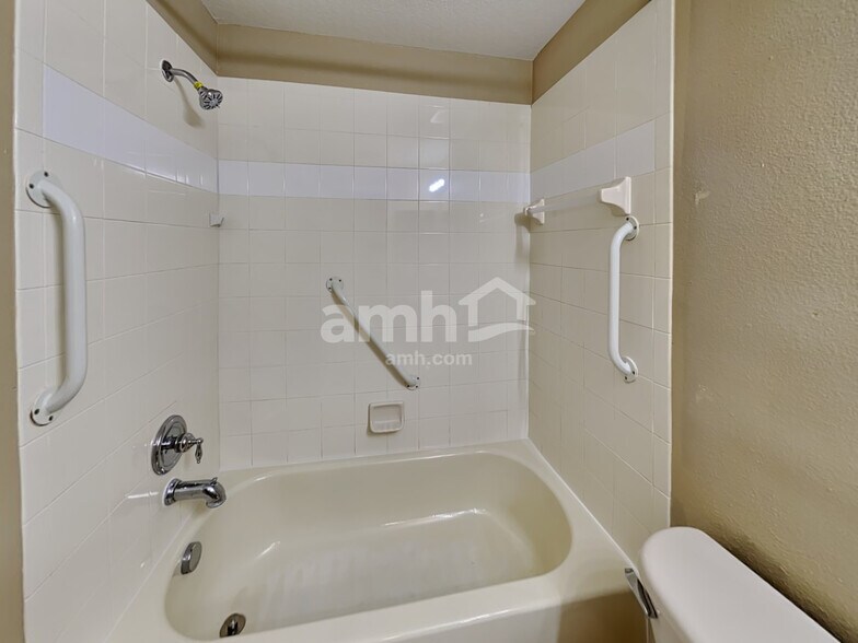 Building Photo - 3247 Chessington Dr