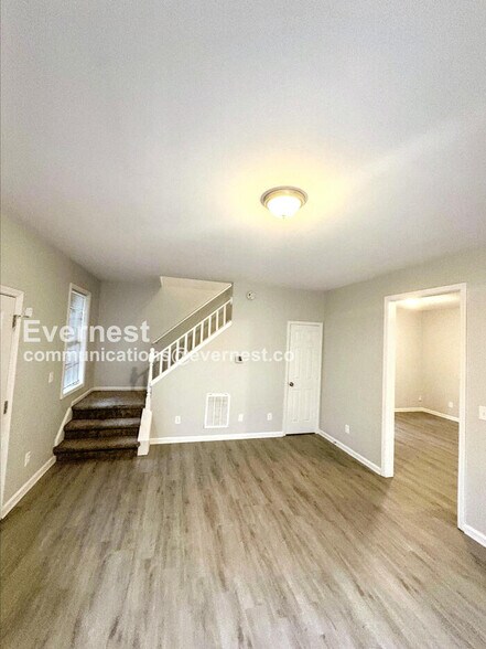 Building Photo - 581 Cedar Ave NW