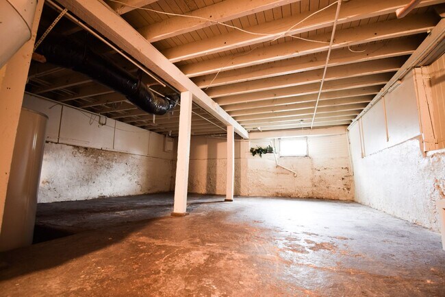 Building Photo - CLE-4637