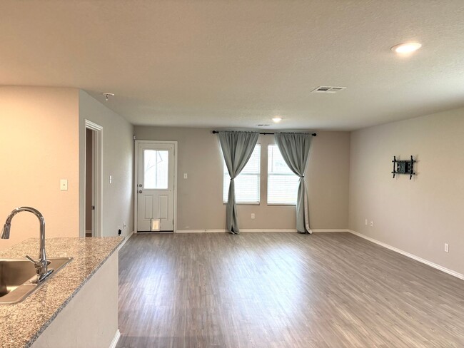 Building Photo - Beautiful 4 Bedroom Home in Schertz!