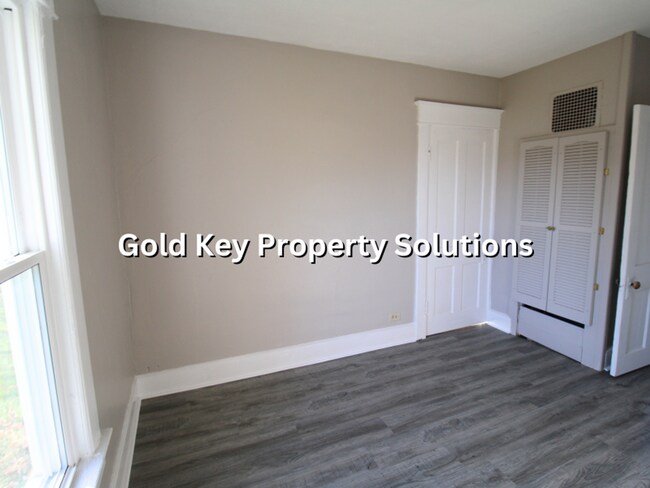 Building Photo - MUNCIE Updated 2 BR 1 BA House with New Fl...