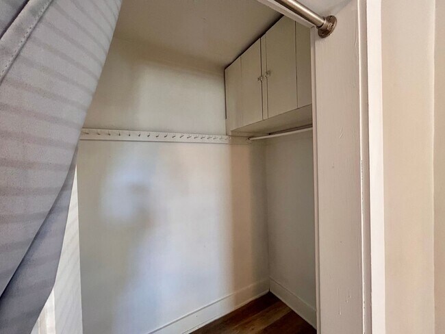 Building Photo - Grand 836/838