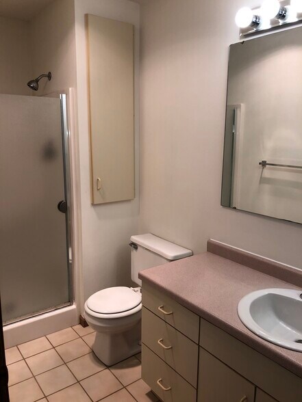 Building Photo - 1929 Victory St