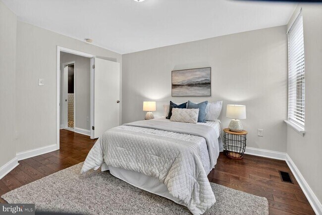 Building Photo - 1027 6th St NE