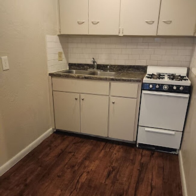 Building Photo - 1 Bed Duplex