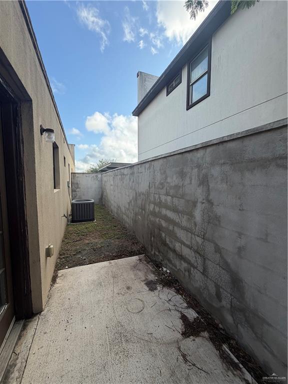 Building Photo - 15 Teak Dr