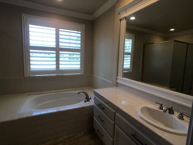 Building Photo - Stunning Eagle Ridge Home