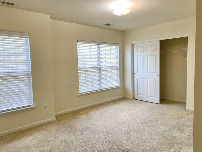 Building Photo - 19 Saluda Way