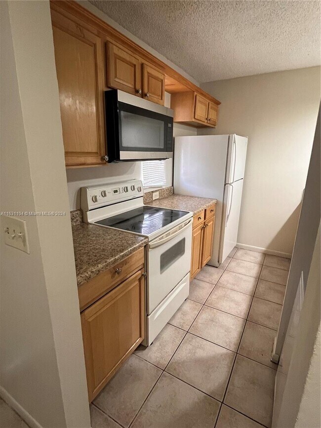 Building Photo - 10143 Twin Lakes Dr