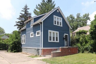 Building Photo - $1,300 - Newly 3 Bedroom 2 Bath