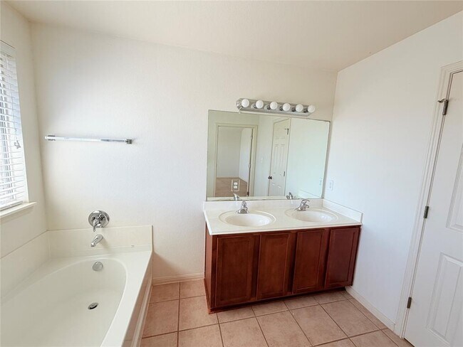 Building Photo - 1913 Short Summer Dr